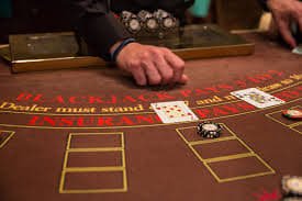 Tampilan permainan Wolf Gold dengan simbol serigala dan emas di platform bosdeal88